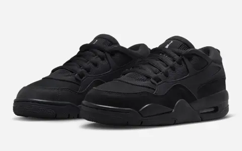 Scarpe Nike J4 completamente nere, con tomaia in pelle scamosciata e mesh, perfette per un look audace.