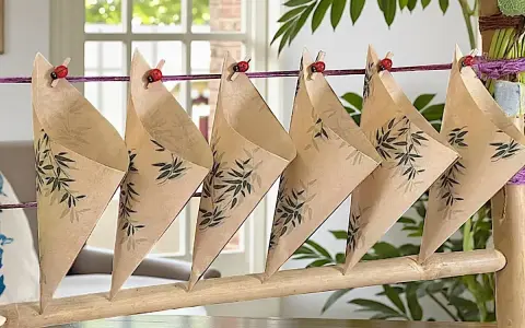 Cucuruchos de papel con diseño de bambú, colgados con pinzas de mariquita. Ideas para hacer cucuruchos de papel.