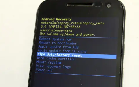 Ekran recovery Motorola. Wybierz "Wipe data/factory reset", by odblokować telefon gdy zapomnisz kodu.