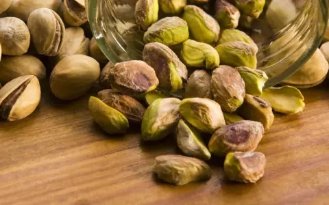Garść pistacji wysypana ze słoika. Czy pistacje są kaloryczne? Tak, ale zdrowe!