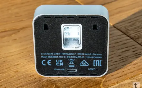 Rückseite eines Eve Systems Geräts mit QR-Code und Reset-Knopf. Modell SNE-ROOM-003.