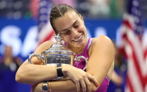 Sabalenka abraza su trofeo, un símbolo de sus logros en los Grand Slams.