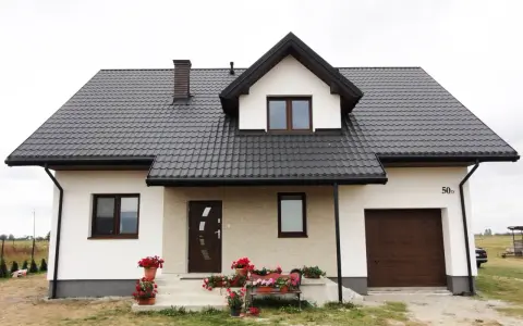 Jaki kolor elewacji do czarnego dachu i brązowych okien, aby uniknąć błędów?