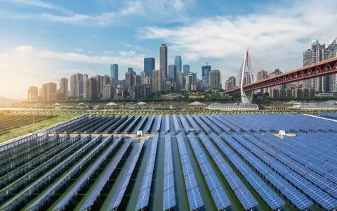 Schwimmende Solaranlage vor einer Skyline, ein Zeichen für Chinas wachsende energieversorgung.