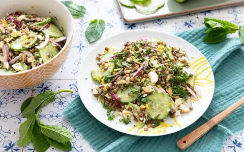 Salade de lentilles, concombre, oignon rouge et feta émiettée, garnie d'herbes fraîches. Un délice léger et coloré.