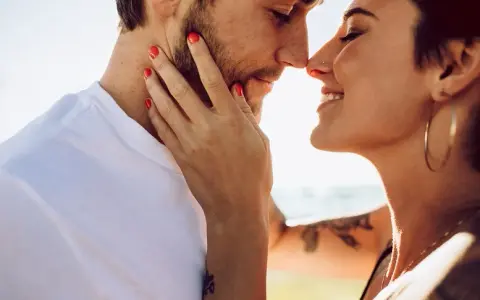 Co to jest namiętność w związku i jak wpływa na relacje?