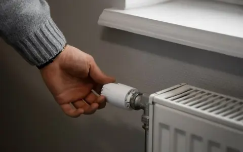 Jak odpowietrzyć grzejnik? Kompletny poradnik i rozwiązywanie problemów.