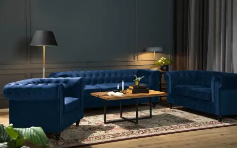 Lyxig blå soffa inspiration i ett elegant vardagsrum. En sammetsblå chesterfieldsoffa och fåtölj skapar en inbjudande sittgrupp.