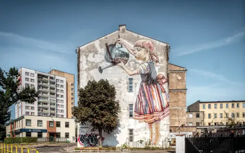 Dziewczynka z konewką na ścianie kamienicy, jeden z pięknych murale Białystok.