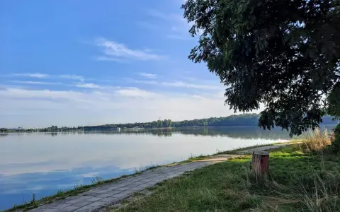 Ścieżka nad spokojnym zalewem zemborzyckim, idealna na spacer. Zastanawiasz się, ile km dookoła?