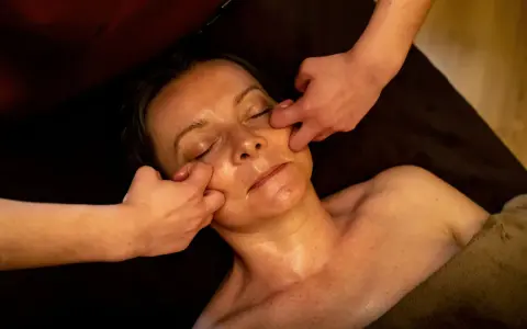 Détente profonde avec un massage Kobido. Les mains expertes travaillent les points de tension du visage pour un lifting naturel.