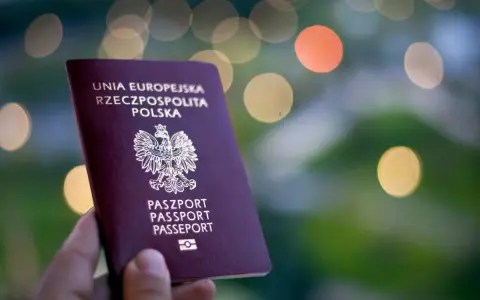 Polski paszport w dłoni, gotowy do podróży. Wkrótce wizyta w biurze paszportowym w Radomiu po nowe dokumenty.