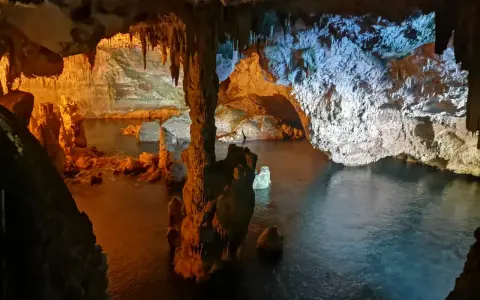 Grotta di Nettuno: un'esperienza magica per chi cerca cosa fare ad Alghero, con stalattiti e stalagmiti illuminate da luci suggestive.