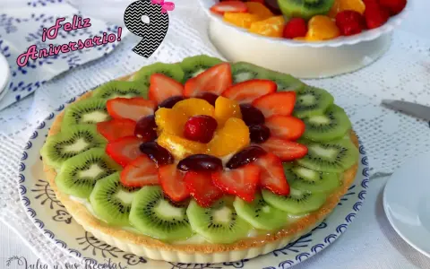 ¡Feliz Aniversario! Una deliciosa tarta de frutas con kiwi, fresas, naranja y uvas.
