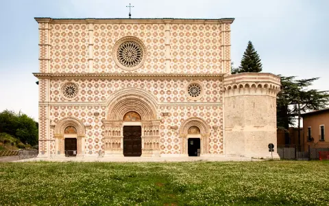 Basilica di Collemaggio, un gioiello da scoprire. Ecco cosa vedere a L'Aquila in un giorno, tra arte e storia.