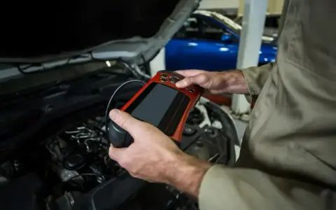 Mechanik używa skanera diagnostycznego do sprawdzenia stanu silnika. To ważne, by mieć aktualne papiery od gazu do przeglądu.