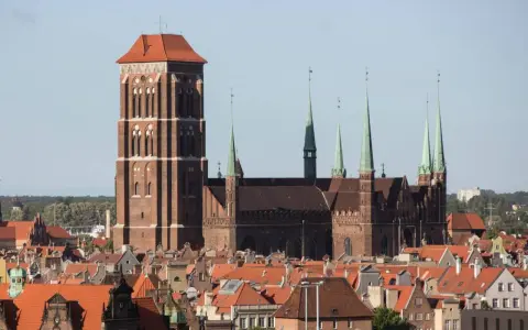Imponująca wieża Mariacka w Gdańsku, której wysokość robi wrażenie, góruje nad miastem.