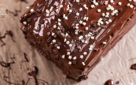 Omas Schokokuchen in Kastenform, glasiert und mit Sternchen verziert. Ein süßer Genuss, der Kindheitserinnerungen weckt.