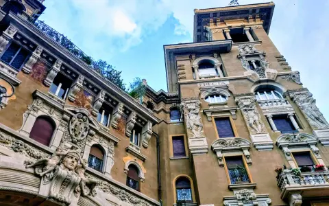 Dettagli architettonici unici nel quartiere Coppedè, con sculture e decorazioni elaborate che adornano gli interni e gli esterni degli edifici.