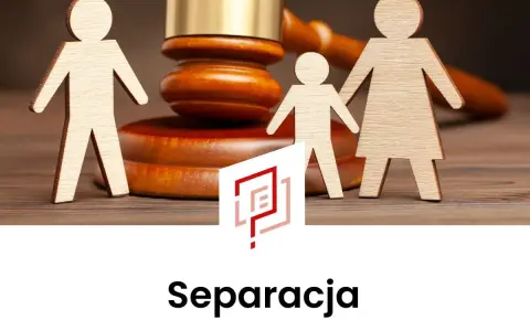 Drewniane figurki rodziny i młotek sędziowski symbolizują co to jest separacja i jej prawne aspekty.