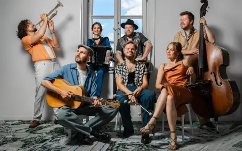 Warszawska Orkiestra Sentymentalna: siedmioro muzyków z trąbką, gitarą, akordeonem, kontrabasem i perkusjonaliami.
