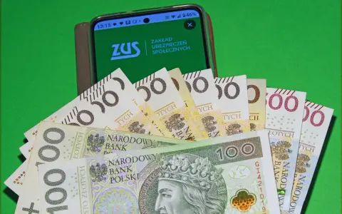 Złotówki i ekran telefonu z logo ZUS. Ile trzeba pracować za granicą żeby dostać emeryturę?