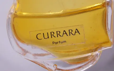 Perfumy Currara: Gdzie kupić oryginał z lat 90. i jak rozpoznać fake?