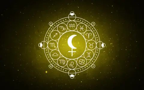 Obracający się symbol Lilith w Wodniku, otoczony znakami zodiaku i fazami księżyca, na tle gwieździstego nieba.