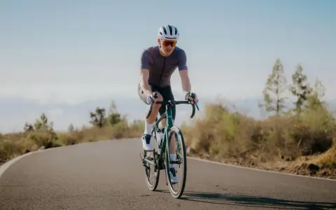 Radfahrer auf einer Straße, der die Prinzipien der **Superkompensation im Sport** verkörpert.