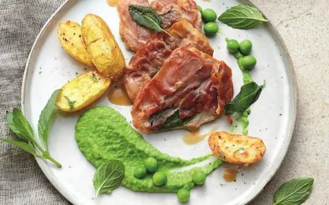 Saltimbocca Rezept Original: Zarte Kalbsschnitzel mit Salbei und Prosciutto, serviert mit Erbsenpüree und Rosmarinkartoffeln. Ein Fest für die Sinne!