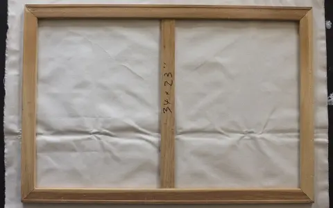 Detalle del reverso de un lienzo de 34x23 pulgadas sobre bastidor de madera, listo para aprender como tensar un lienzo.