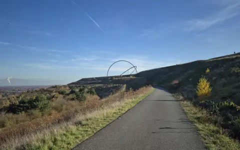 Weg zur Halde Hoheward mit der markanten Skulptur "Himmelspiegel" im Hintergrund.