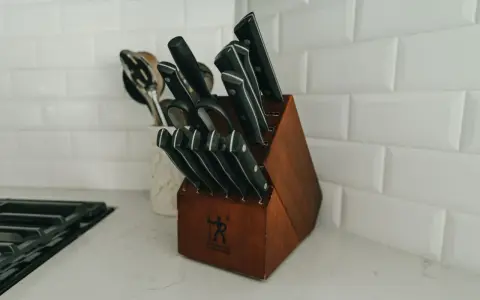 Drewniany blok z zestawem ostrych noży kuchennych, idealny do każdego domu. Zastanawiasz się, jakie noże do kuchni wybrać? Ten zestaw to świetny początek.