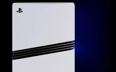 Biała konsola PlayStation z logo, z czarnymi wstawkami i niebieskim podświetleniem. To przyszłość gier, czyli PS5 Pro.