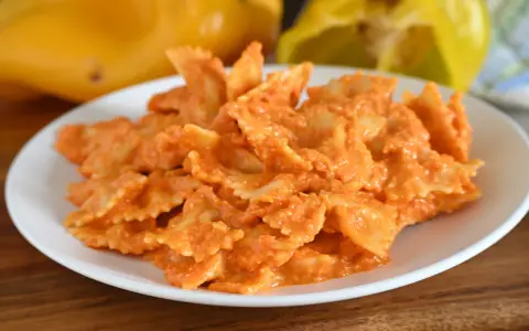 Farfalle condite con una cremosa salsa ai peperoni, un piatto colorato e gustoso.