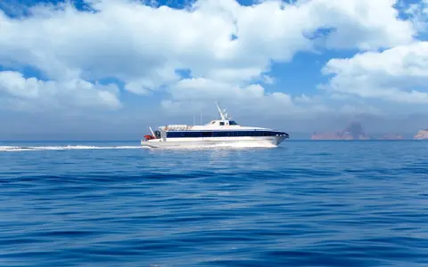 Schnelles Boot auf dem Weg von Ibiza nach Formentera. Die Inseln sind in der Ferne zu sehen.