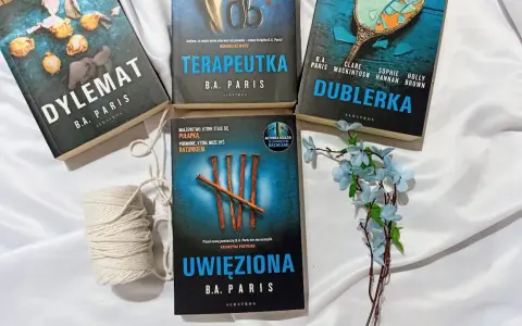 Książki B.A. Paris: "Dylemat", "Terapeutka", "Dublerka" i "Uwięziona" ułożone na białym tle.