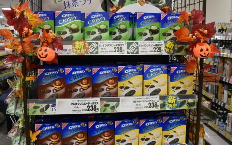 Szukasz pomysłów, co przywieźć z Japonii do jedzenia? Na półkach sklepowych kuszą Oreo Crispy o smakach matcha latte, tiramisu i wanilii.