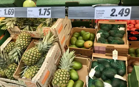 Ananasy, mango i awokado na sprzedaż. Ceny: ananas 1.69, mango 1.75, awokado 3 szt. za 2.49. Malta oferuje świeże owoce.