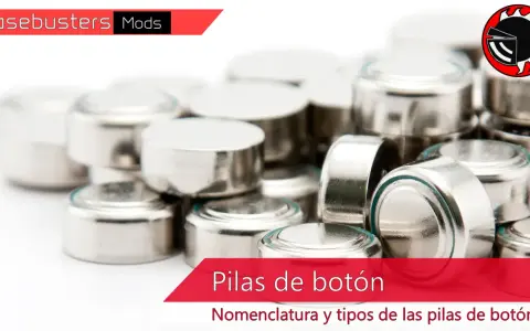 Montón de pilas botón plateadas, mostrando sus diferentes tipos y nomenclatura.