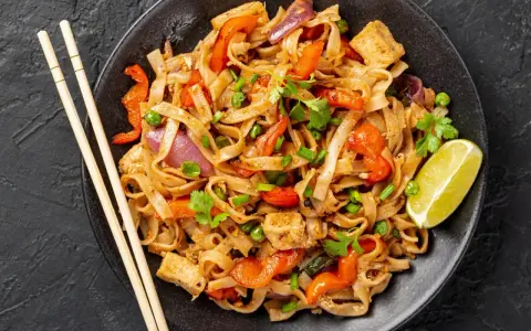 Pad Thai z kurczakiem: przepis na sukces! Uniknij błędów, smakuj Tajlandię