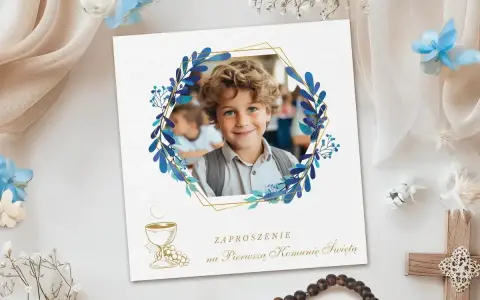 Zaproszenie na Pierwszą Komunię Świętą z uśmiechniętym chłopcem. Czy na komunię zaprasza się z osobą towarzyszącą? Pytanie to często pojawia się przy planowaniu uroczystości.