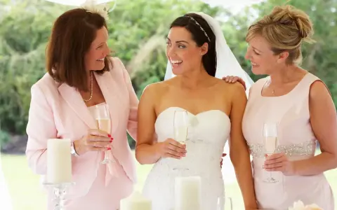 Panna młoda z mamą i druhną, toast szampanem. Dobry wedding planner cena to klucz do udanego wesela.