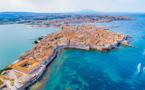 Sycylia, gdzie najlepiej? Ta malownicza wyspa Ortigia w Syrakuzach, z jej zabytkową architekturą i turkusowym morzem, to idealne miejsce na wakacje.