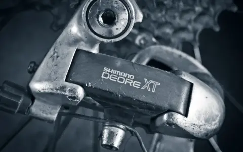 Przerzutka rowerowa Shimano Deore XT, gotowa do akcji, w przeciwieństwie do Sram.