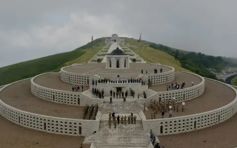 Monumento ai caduti sul Monte Grappa, Prima Guerra Mondiale. Una banda militare suona mentre soldati rendono omaggio.