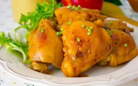 Sabrosas piezas de pollo glaseado, perfectas para tus recetas con pollo. Servido con lechuga fresca y adornado con cebollino.