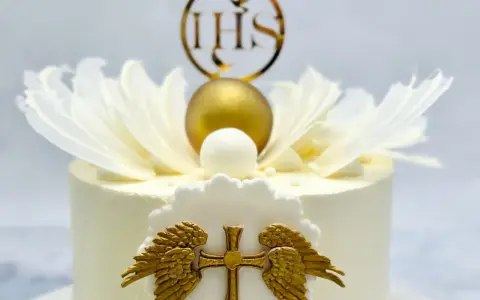 Elegancki topper na tort pierwsza komunia z krzyżem, aniołkami i złotym IHS.
