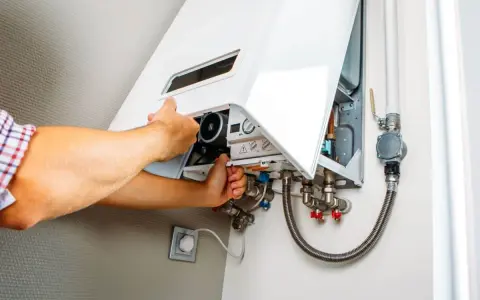 Tecnico che controlla un scaldabagno a gas. Speriamo non faccia il botto!