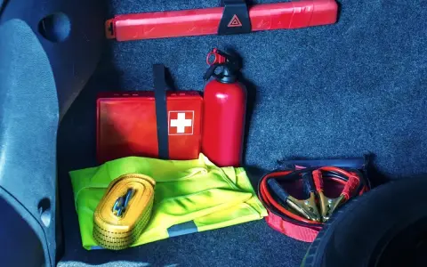Apteczka, gaśnica, trójkąt i kable rozruchowe w bagażniku. Brak gaśnicy grozi mandatem.